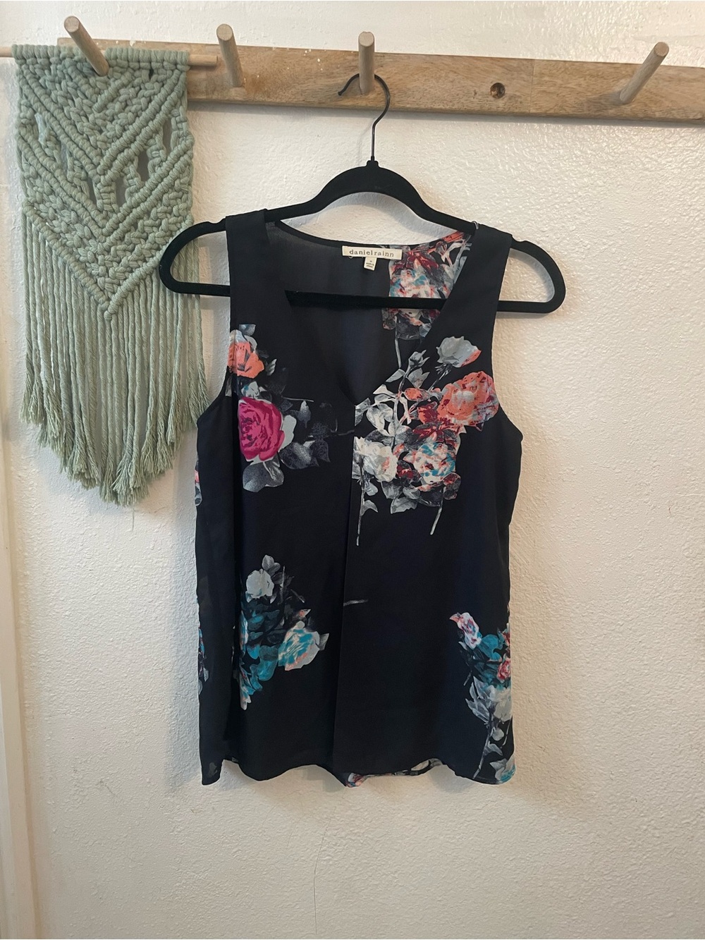 Daniel Rainn Black Floral V-Neck Sleeveless Camisole